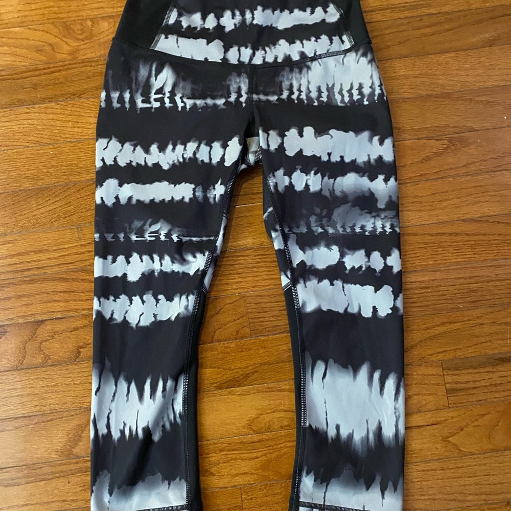 Lucy Black and Gray Patterned cropped Leggings